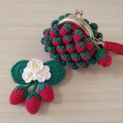 いちごがま口　いちごブローチ　ハンドメイド
