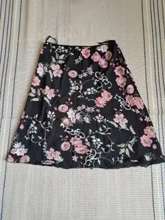 フレアスカート 黒とピンクの花柄