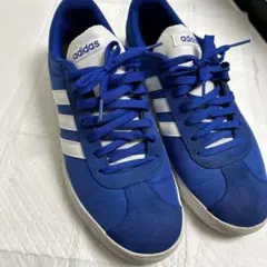adidas 青 スニーカー 3本ライン