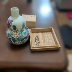 骨董品：初代三ツ井為吉作　九谷焼　四君子図徳利　一双（2本）箱付き 骨董品：初代三ツ井為吉作 九谷焼 四君子図徳利 一双（2本）箱付き