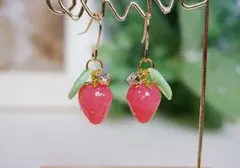 ゆめかわピンクな苺のピアス