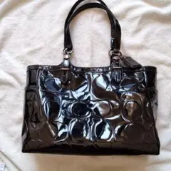 COACH ブラック 光沢のあるパテントレザー トートバッグ