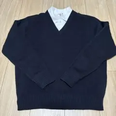 ネイビーVネックセーターとホワイトポロシャツセット