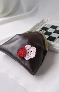ダークブラウンがま口財布 かぎ針編み花モチーフ付き
