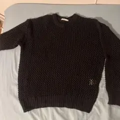 黒い編み目模様の長袖ニットセーター