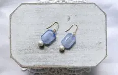 透明感ブルー×パールの大ぶりピアス｜上品ゴールド