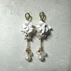 ホワイトフラワーピアス