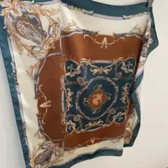 装飾的パターンのシルク風スカーフ 大判