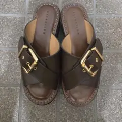 エストネーション　ブラウンバックル付き厚底サンダル