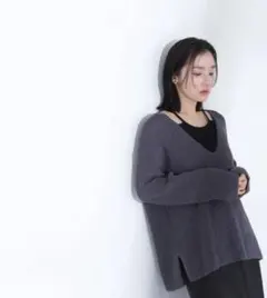 ナチュラルビューティーベーシック　Vネックレイヤードデザインニット