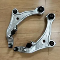未使用品　日産　ニッサン　エルグランド　e52 フロントロアアーム　右　左のサムネイル