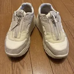 UGG白ジップスニーカーのサムネイル