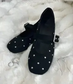 スタッズ付き黒スウェード風バレエシューズ