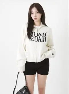 MUAH MUAH ジップアップ クロップドスウェット アイボリーのサムネイル