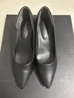 ブラック ポインテッドトゥ パンプス 低ヒール