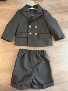 黒のダブルブレストジャケットとショートパンツ