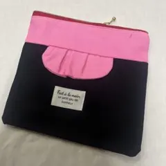 黒とピンクのフラップポーチ
