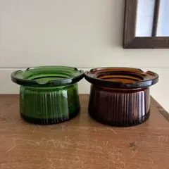 昭和レトロ　ガラス製灰皿2個セットグリーン、濃いアンバーのサムネイル