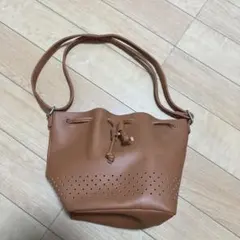 earth music&ecologyキャメル色穴あきデザイン ショルダーバッグ