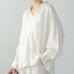 Elura セミシアブラウス アイボリー ゆったり 透け感 上品 シンプルのサムネイル