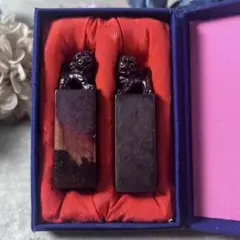 【獅子彫刻・対印】天然石 印材2本セット 箱付き 2025年最新】印材 石 篆刻 獅子の人気アイテム - メルカリ
