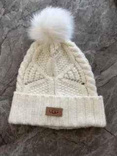 UGG ニット帽 ポンポン付き ピンク - メルカリ