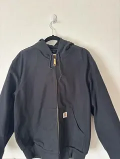 黒いジップアップフーディ