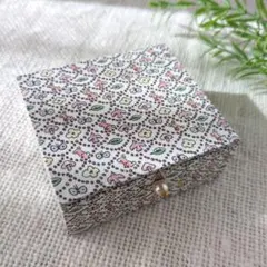 ①カルトナージュ　蓋付き小箱　小物入れ　ハンドメイド
