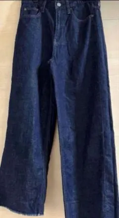 美品 UNIQLO：C ワイドストレートジーンズ 23