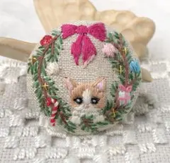 No.567「クリスマスリースと猫」刺繍ブローチ　ハンドメイド