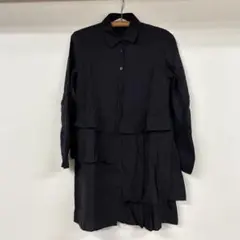 フリル付き黒長袖シャツ