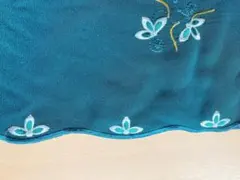 青緑　花の刺繍　裾スカラップ　ポリエステル布