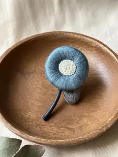ハンドメイド くすみブルーの まんまるお花の 刺繍 ブローチ