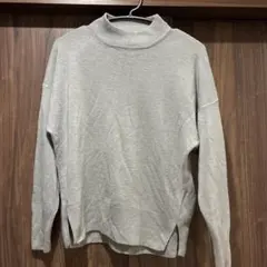 ライトグレー タートルネックニット