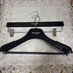 SAINT LAURENT 黒い衣類ハンガー クリップ付き