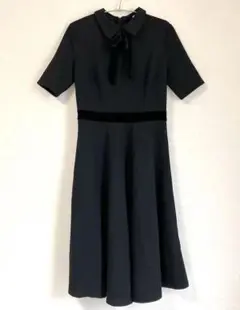 黒い襟付きひざ丈ワンピース 半袖