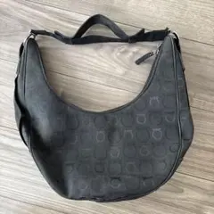 レ*カ様 ブラック ショルダーバッグ　フェラガモ