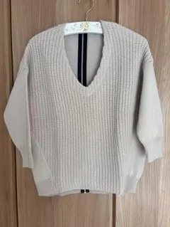 スコットクラブ　〈soeur7 〉ベージュ Vネック 7分袖セーター 9号