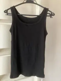 ブラック タンクトップ