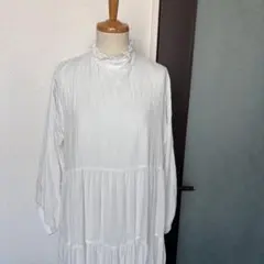 ロングワンピー ス　ギャザー　　ホワイト　長袖