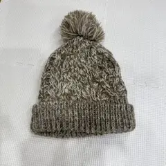 ベージュ ポンポン付きニット帽