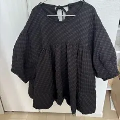 エンボスペプラムトップス