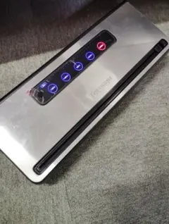 GEヘルスケア。ポータブルエコー 液晶パネルにフィルム貼ってます