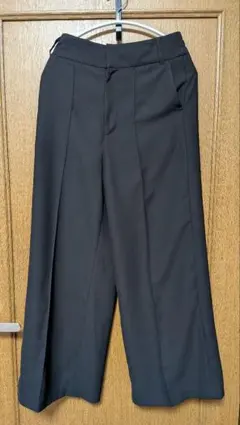 ミラオーウェン　黒のワイドパンツ、センタープレス