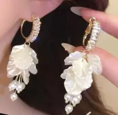 フラワー型ホワイトピアス パール付き　結婚式