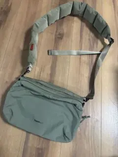 Topologie large ボトルサコシュ　ラージ　モス　ストラップ付き