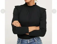 MANGO ROCA ブラックフリルネックトップス