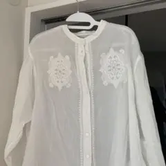 ホワイト 刺繍入り バンドカラー 長袖ブラウスのサムネイル