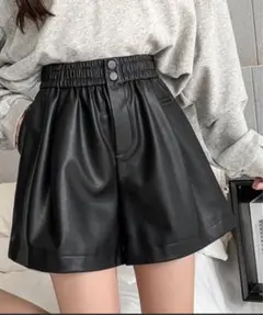 レザーショートパンツ