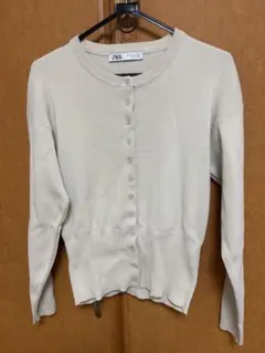 ZARA ベージュ ボタン付きカーディガンのサムネイル